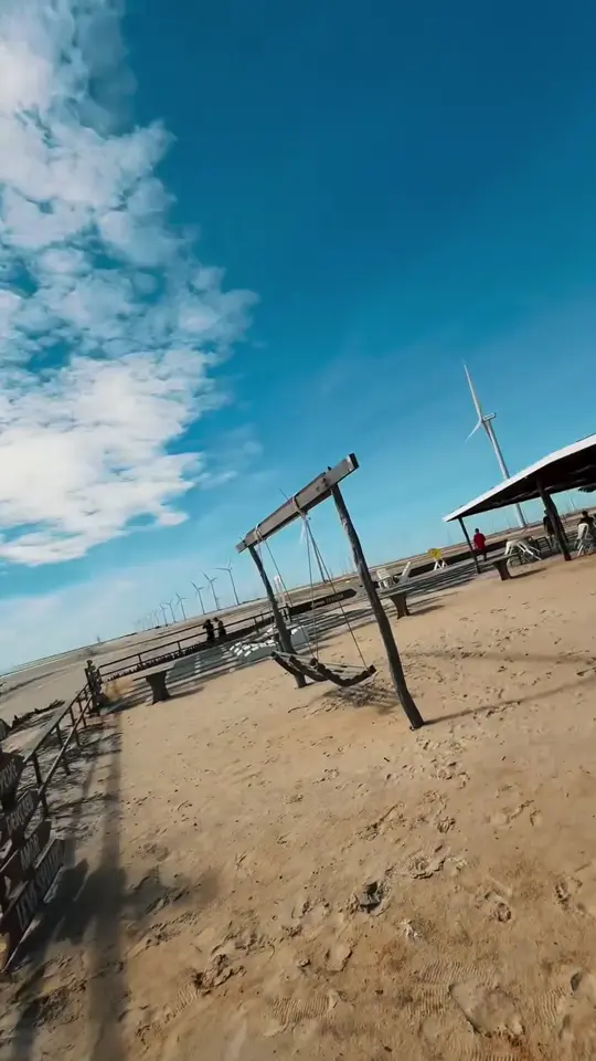 Caminho nas dunas da Praia do Barro Vermelho com céu azul