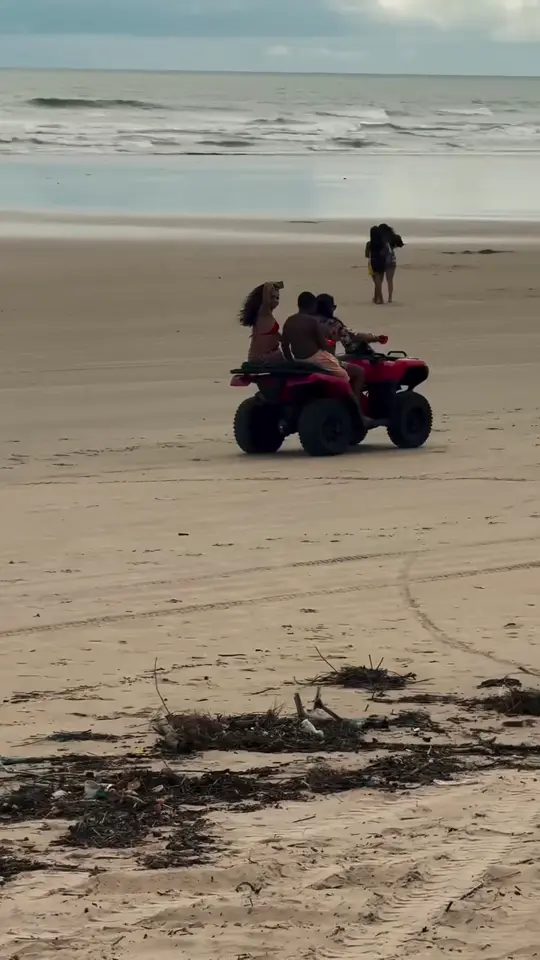 Passeio de quadriciclo na Praia do Barro Vermelho