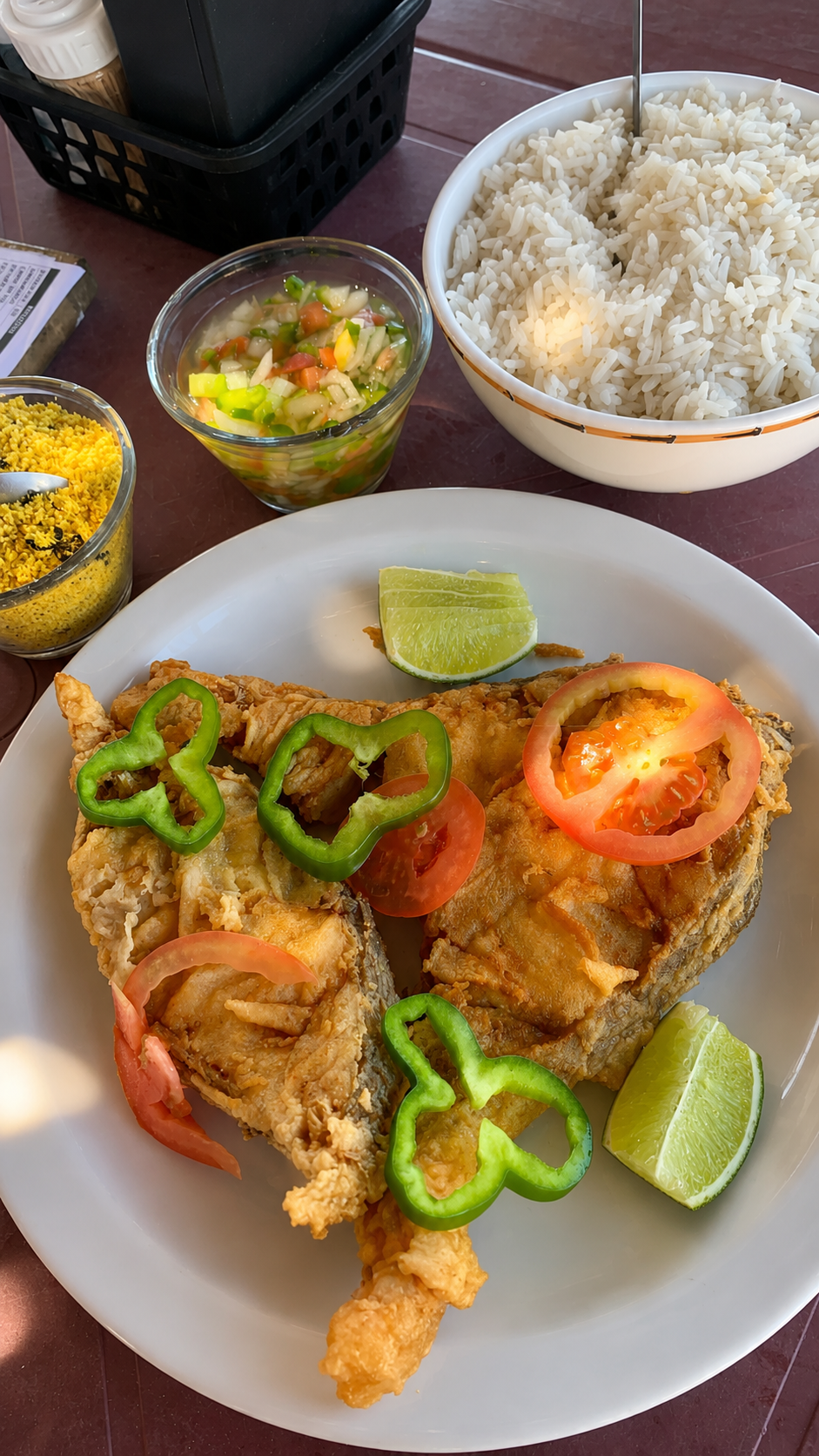 Peixe frito fresco – culinária maranhense na Barraca do Ivan